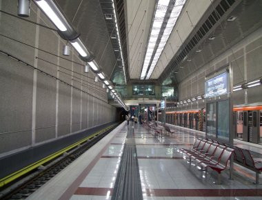 Κεραμεικός: Επίθεση βανδάλων στο σταθμό του Μετρό (φωτό)